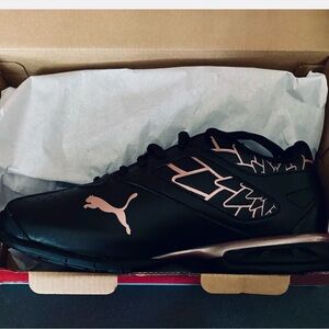 *NWT* Women’s Puma~Femmes Black Sneakers with a beautiful metallic Ross Gold!